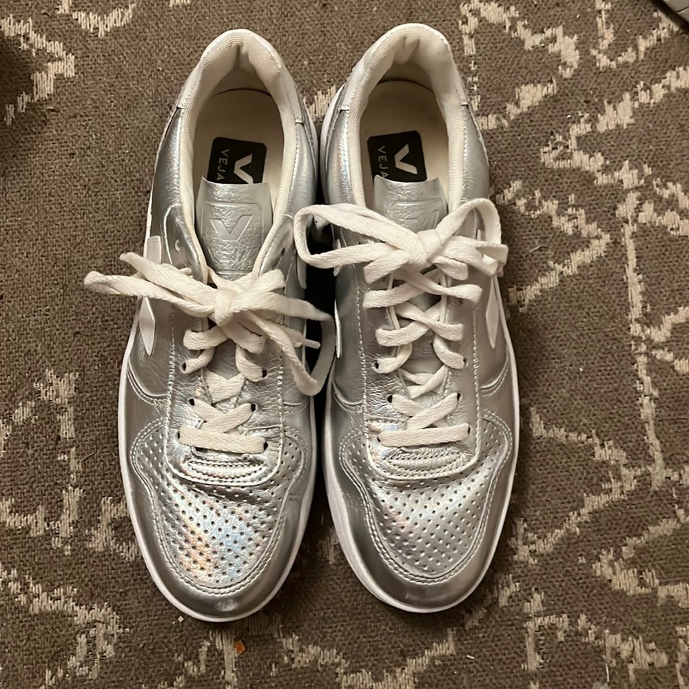 Vera silver metallic court shoes v-10